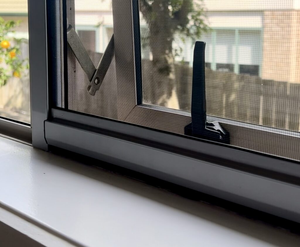 Window Dresser Retractable