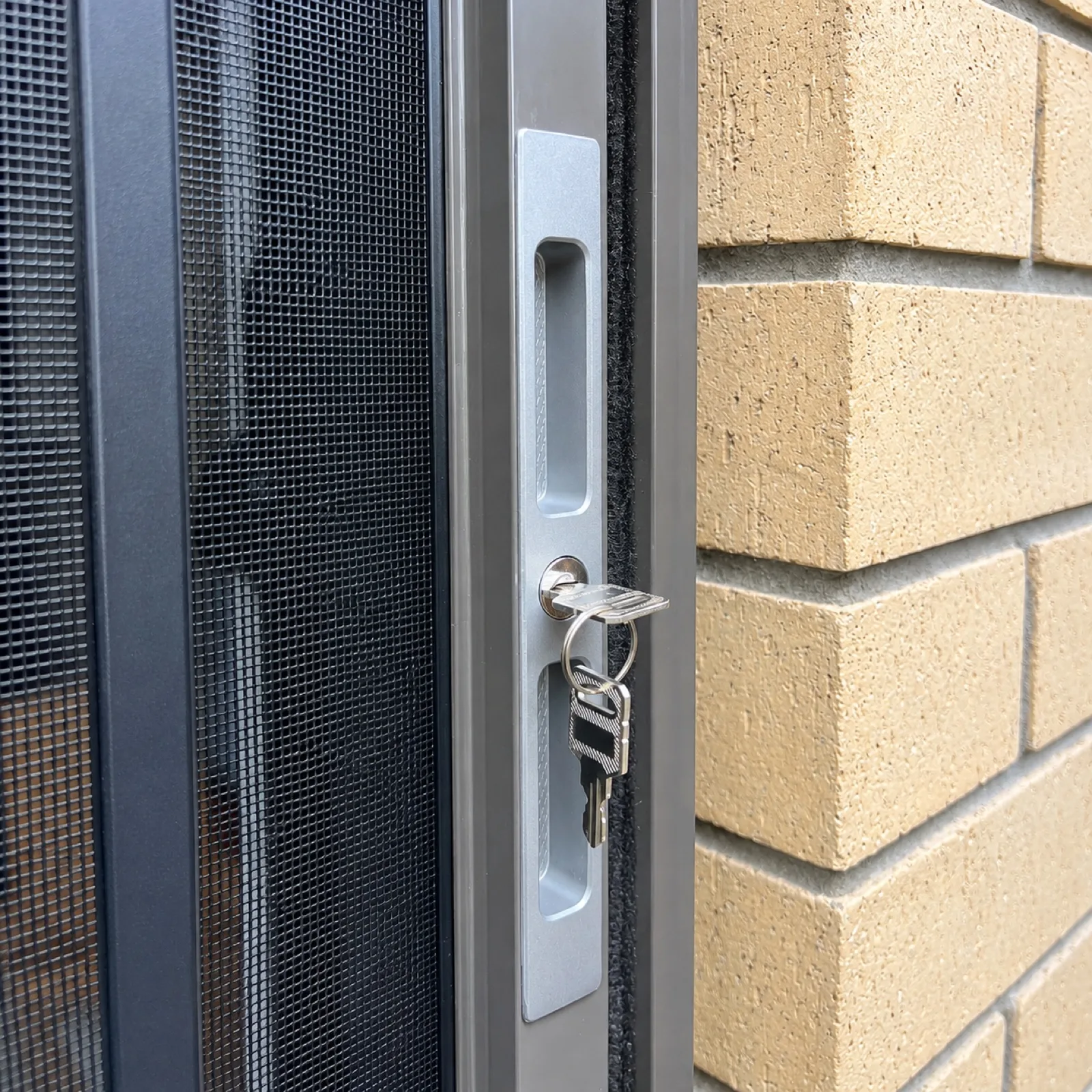 Lockable handle on a pet-proof screen door