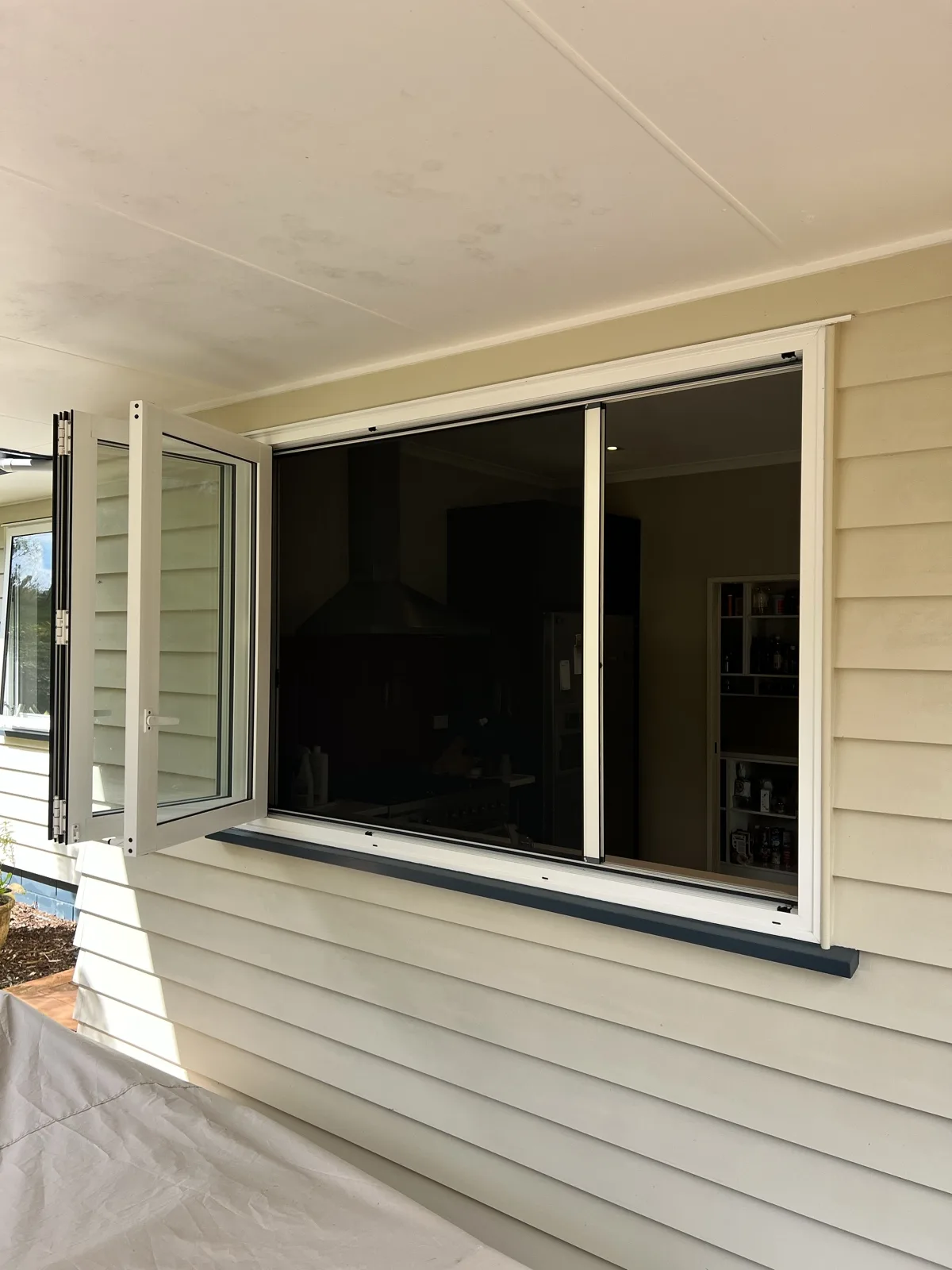 Sliding window fly screen on a weatherboard home
